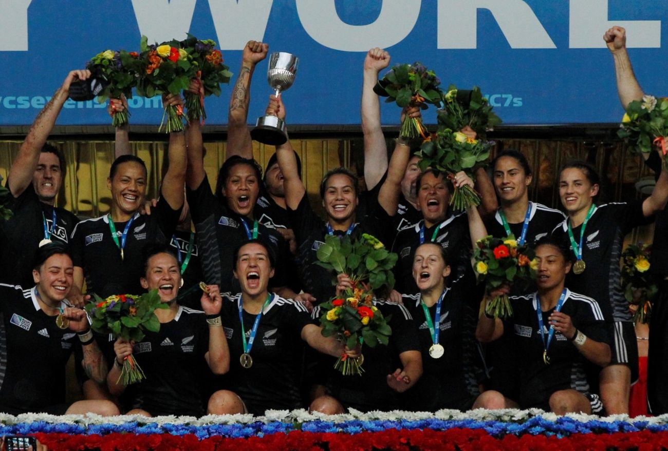 ワールドカップセブンズで初優勝を遂げ、喜ぶ女子７人制ニュージーランド代表の選手たち（撮影：長尾亜紀）